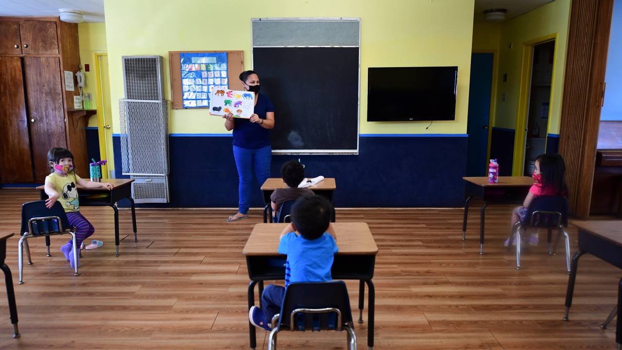 Professora lê para as crianças de uma turma pré-escolar, após a retomada das aulas nos EUA, seguindo as diretrizes para controle do novo coronavírus.