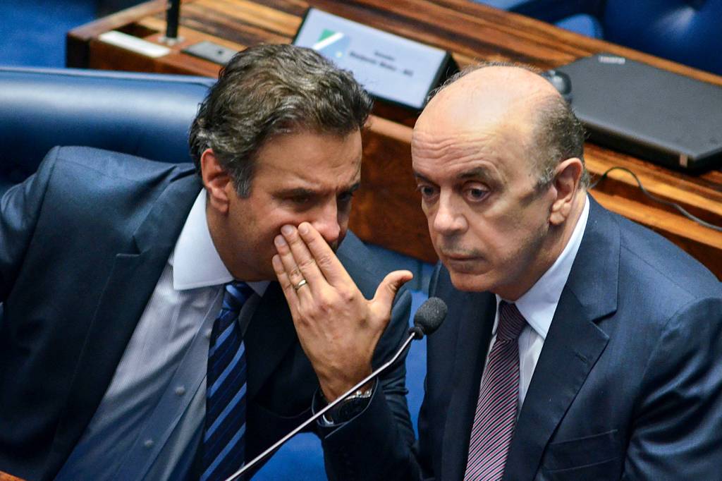 Aécio Neves e José Serra durante sessão plenária do Senado Federal Aécio Neves e José Serra durante sessão plenária do Senado Federal