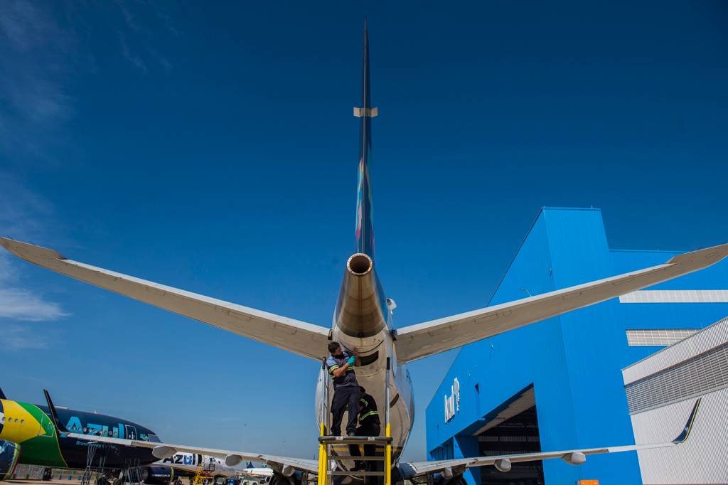 Azul suspende voos em 14 cidades brasileiras; veja lista