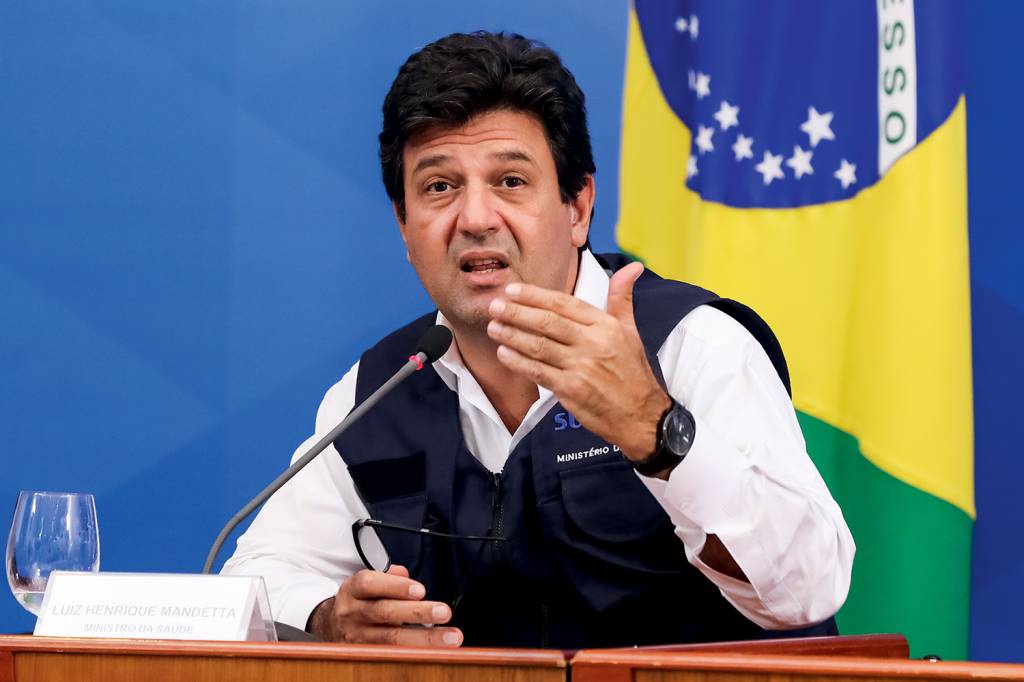 14/04/2020 Coletiva de Imprensa com os Ministros no Palácio do FALHA - Mandetta: para Pazuello, ele recomendou protocolo errado, provocando aumento de mortes no início da pandemia.