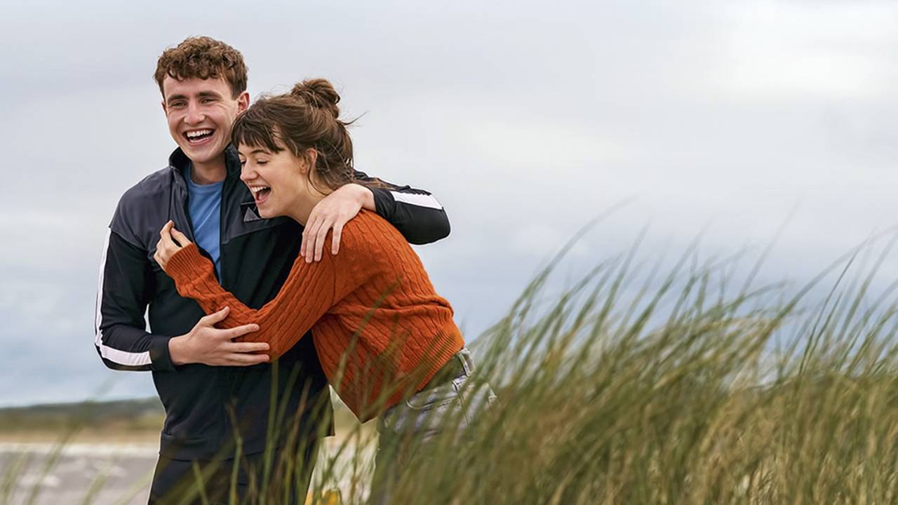 NORMAL PEOPLE - Paul Mescal e Daisy Edgar-Jones como Connell e Marianne: romance complicado por questões de classe e de aceitação.