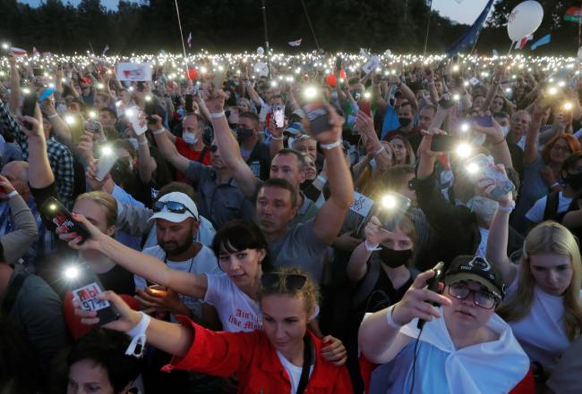 Supporters of presidential candidate Svetlana Tikhanouskaya attend an election campaign rally in Minsk Supporters of presidential candidate Svetlana Tikhanouskaya attend an election campaign rally in Minsk