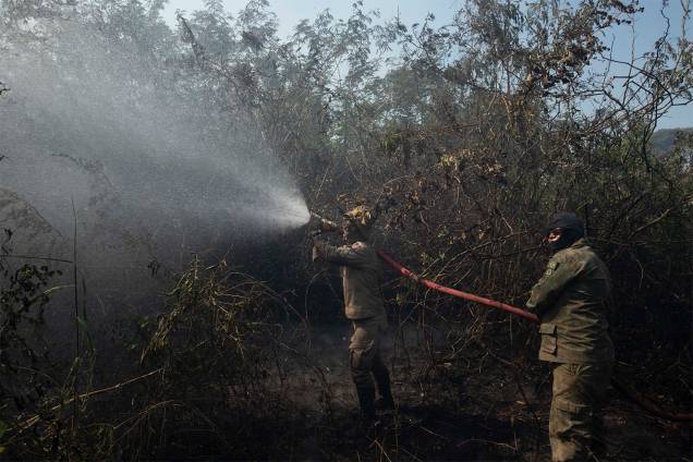 Mais de 2 milhões de litros já foram utilizados para conter o fogo Mais de 2 milhões de litros já foram utilizados para conter o fogo