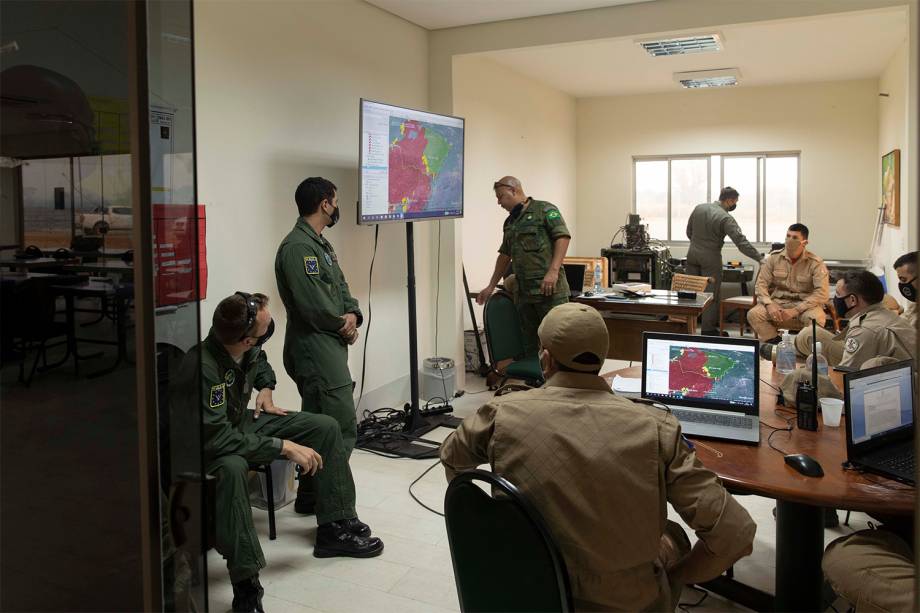 Sala de comando montada no aeródromo da reserva ambiental