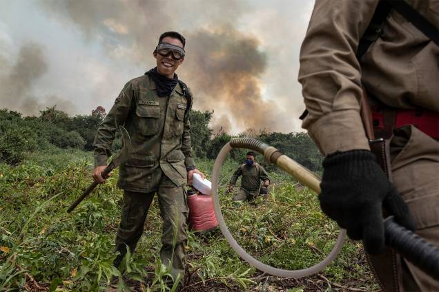 Homens da Marinha, Exército, Ibama, Corpo de Bombeiros e brigadistas civis trabalham na operação Homens da Marinha, Exército, Ibama, Corpo de Bombeiros e brigadistas civis trabalham na operação
