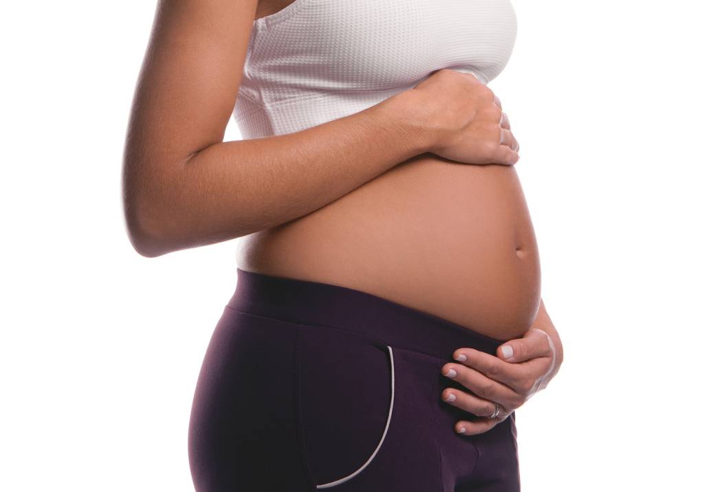 Substância encontrada em cosméticos aumenta risco de parto prematuro