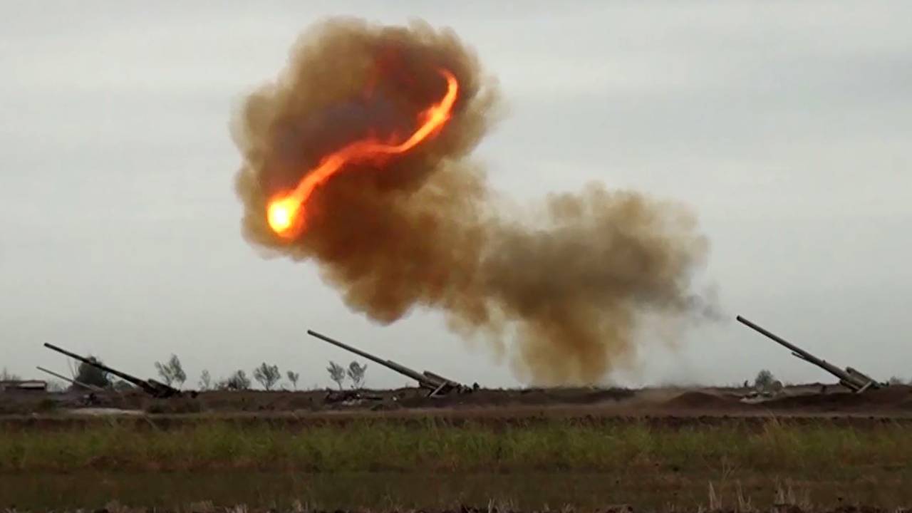 Uma imagem obtida de um vídeo disponibilizado no site oficial do Ministério da Defesa do Azerbaijão em 28 de setembro de 2020, supostamente mostra o ataque de artilharia contra as posições dos separatistas armênios na região de Nagorno-Karabakh
