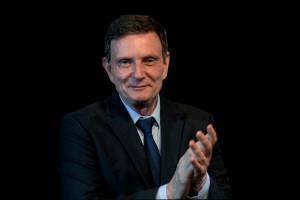 PREFEITO CRIVELLA ENTREGA CONVITES DO ROCK IN RIO PARA ALUNOS DA REDE MUNICIPAL. crivella