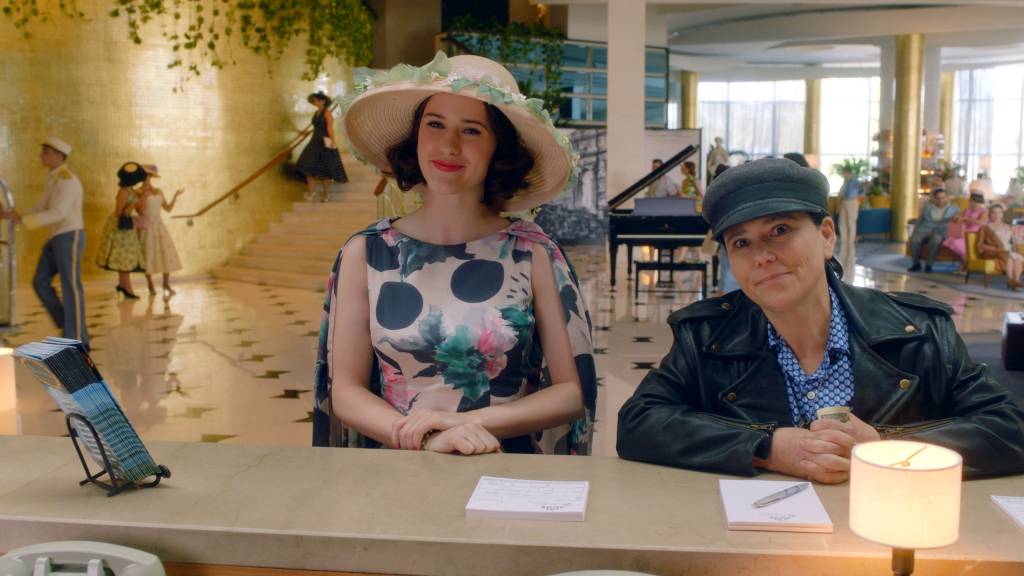 the-marvelous-mrs-maisel-season-3-mrsm_300_c_305_v1a_5_1_rgb-1 Rachel Brosnahan e Alex Borstein na série 'The Marvelous Mrs. Maisel'