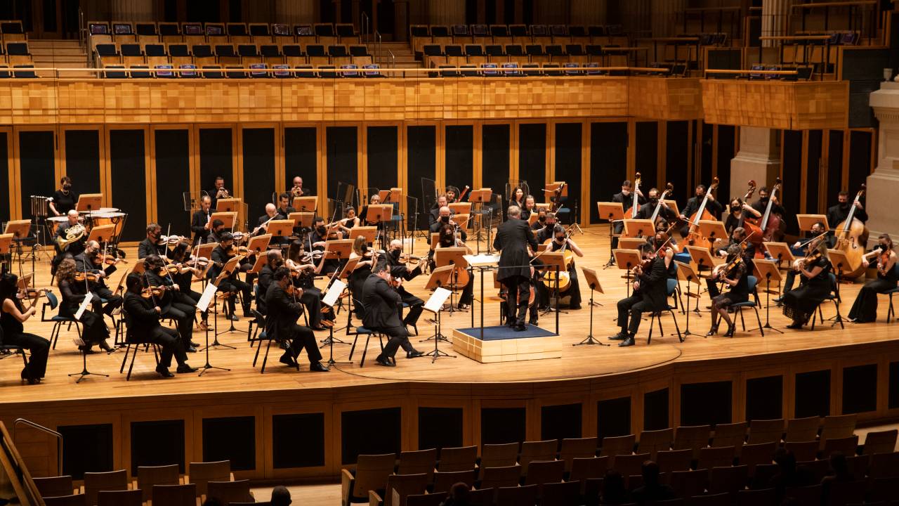 Orquestra Sinfônica de São Paulo faz primeira apresentação após quarentena, com integrantes de máscaras e distanciamento -