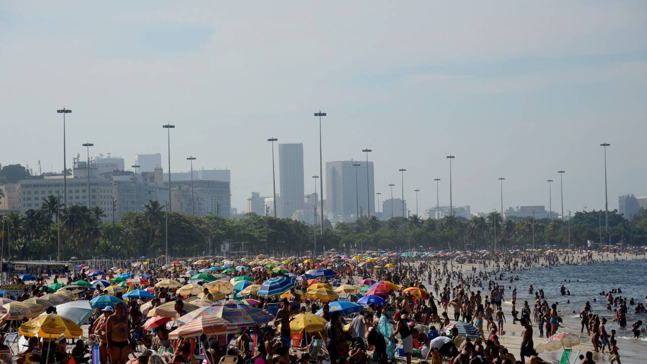Calor intenso deve levar milhares de pessoas às praias do Rio de Janeiro, neste sábado.