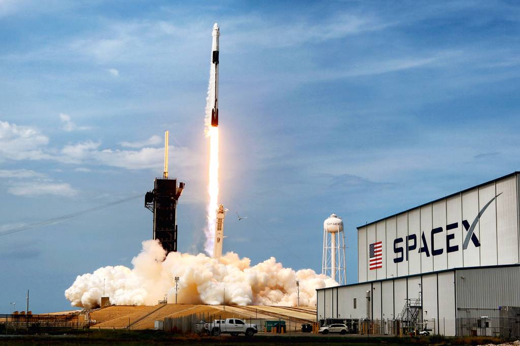 Satélites da Starlink emitem sinais que ameaçam telescópios na Terra