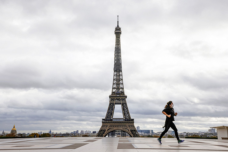 FRANCE-HEALTH-VIRUS CUIDADOS - Novos casos na Europa: restrições para evitar a aceleração da doença -