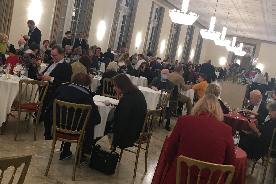 Pessoas que acompanhavam a &oacute;pera aguardam o 'all clear' da pol&iacute;cia de Viena