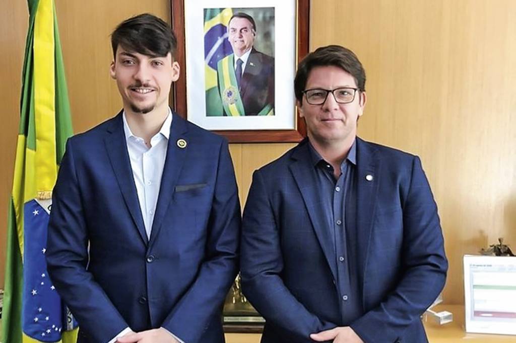 Renan-Bolsonaro-com-secretário-de-cultura-do-governo.jpg Renan-Bolsonaro-com-secretário-de-cultura-do-governo.jpg