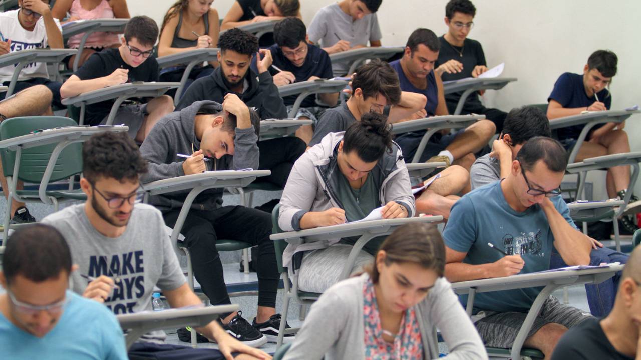 estudantes fazendo prova
