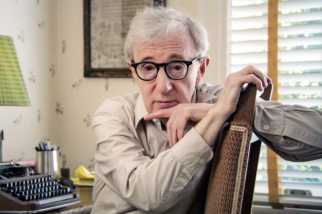 Woody Allen faz rara aparição com família em meio a protestos