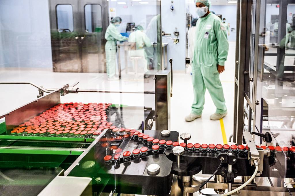 ITALY-HEALTH-VIRUS-SCIENCE-TECHNOLOGY-PHARMACEUTICALS-VACCINE-MA ESPERANÇA - AstraZeneca: 70% de taxa de eficácia do novo produto -