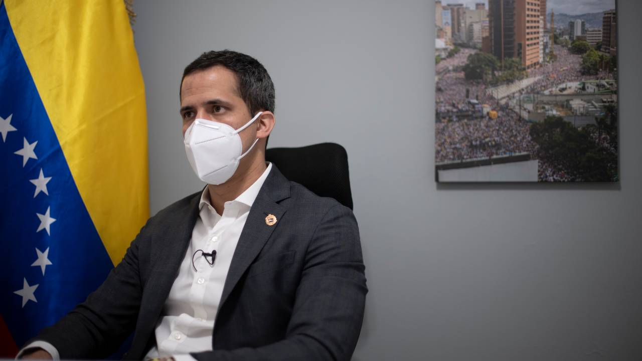 O líder da oposição venezuelana e autoproclamado presidente, Juan Guaidó, durante entrevista em sua casa em Caracas - 30/11/2020