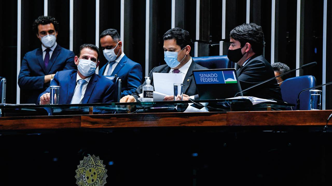 NA ÚLTIMA HORA - Alcolumbre, presidente do Senado (no centro): sem votação, o governo corria risco de apagão -