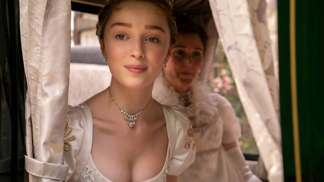 Daphne (Phoebe Dynevor) e a mãe da família Bridgerton, Lady Violet (Ruth Gemmell) em ‘Bridgerton’, da Netflix