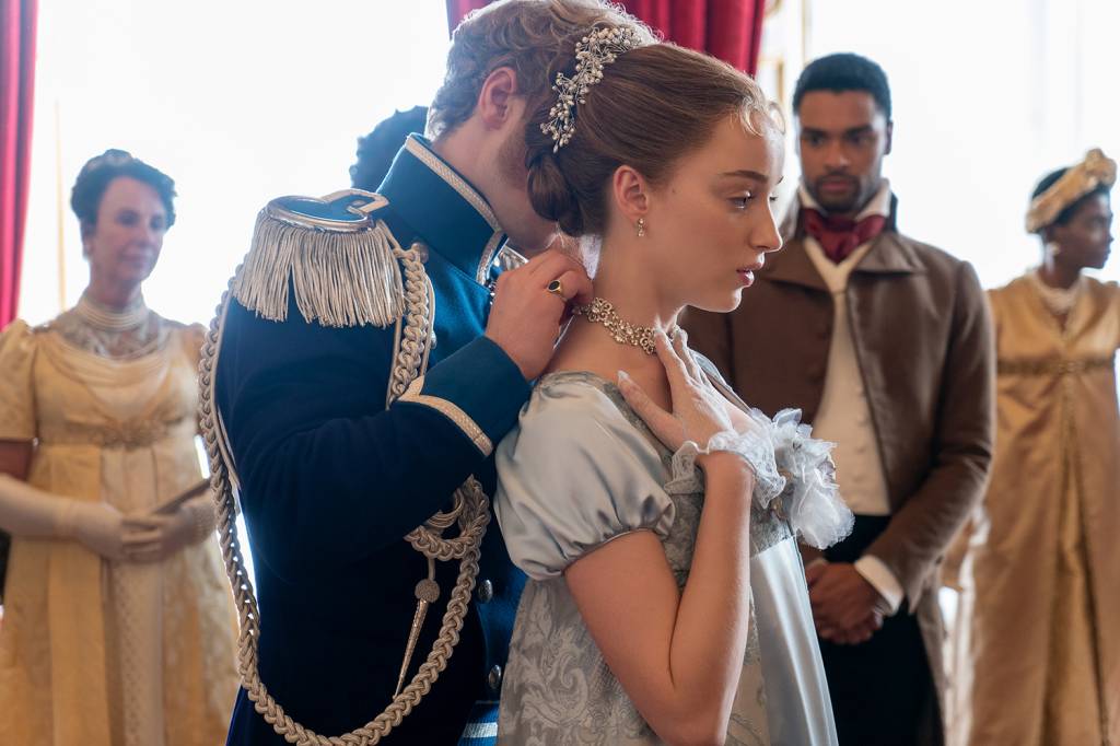 BRIDGERTON_104_Unit_01684R O príncipe Friederich (Freddie Stroma) cortejando Daphne (Phoebe Dynevor) na série da Netflix Bridgerton