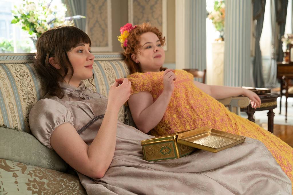 BRIDGERTON_108_Unit_02768R A empoderada Eloise (Claudia Jessie) e a romântica Penelope (Nicola Coughlan) na série ‘Bridgerton’