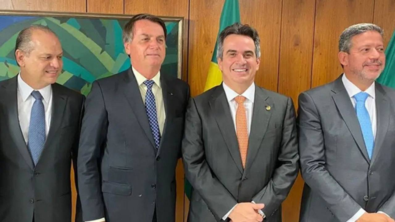 O deputado Ricardo Barros (PP-PR), líder do governo na Câmara, o presidente Jair Bolsonaro, o presidente do PP, senador Ciro Nogueira (PI), e o deputado Arthur Lira (AL), líder do PP na Câmara