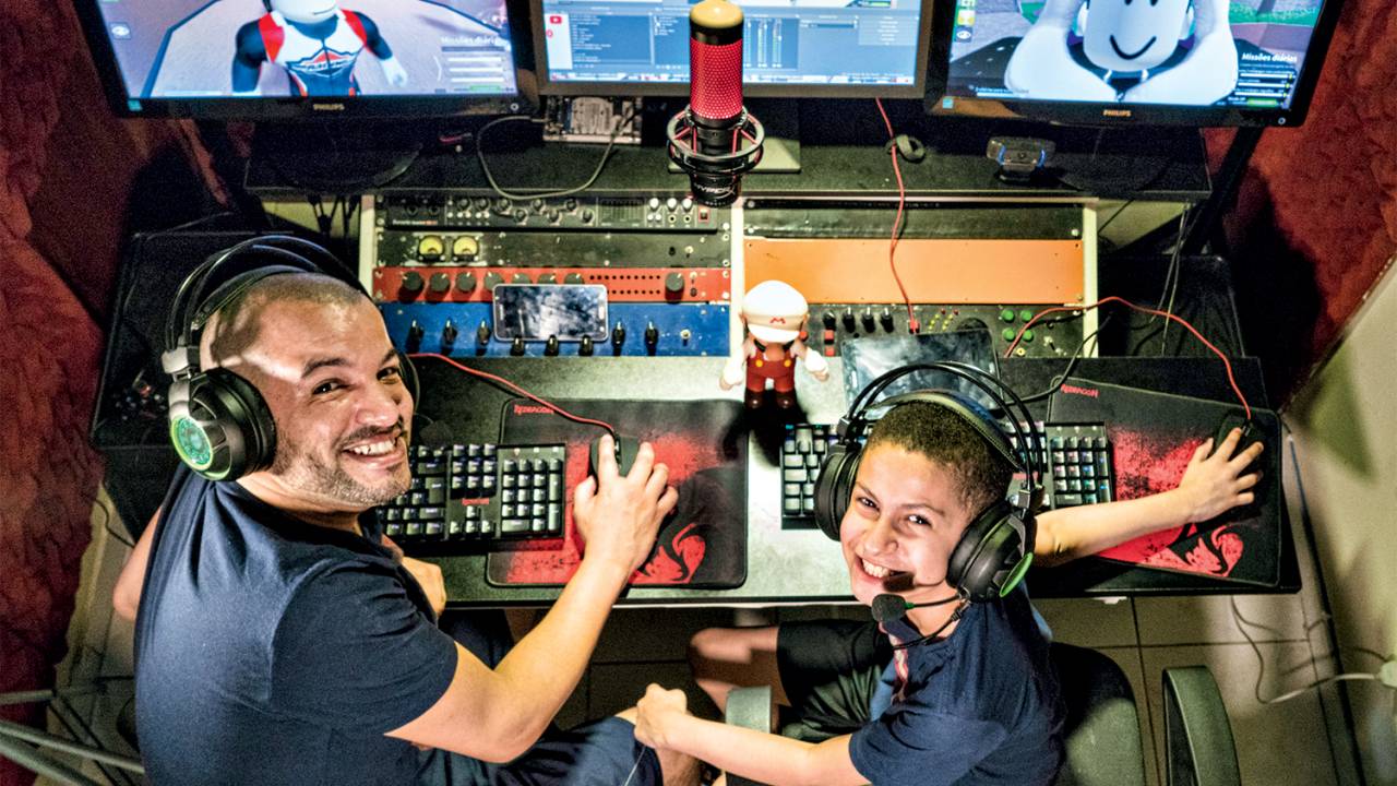 TAL PAI, TAL FILHO - Leandro e o jovem Gustavo: eles até criaram um canal no YouTube dedicado ao jogo -
