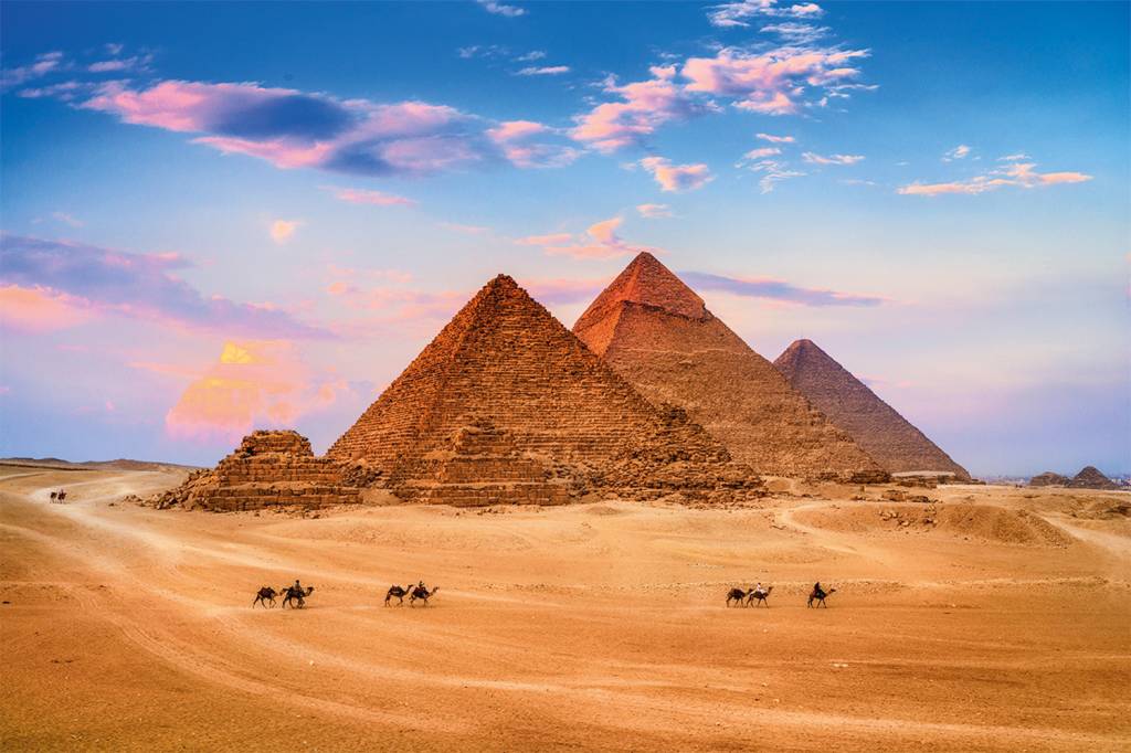 Giza Egypt Pyramids in Sunset Scene, Wonders of the World. MAIS TRÂNSITO - Pirâmides do Egito: estradas para levar mais turistas -