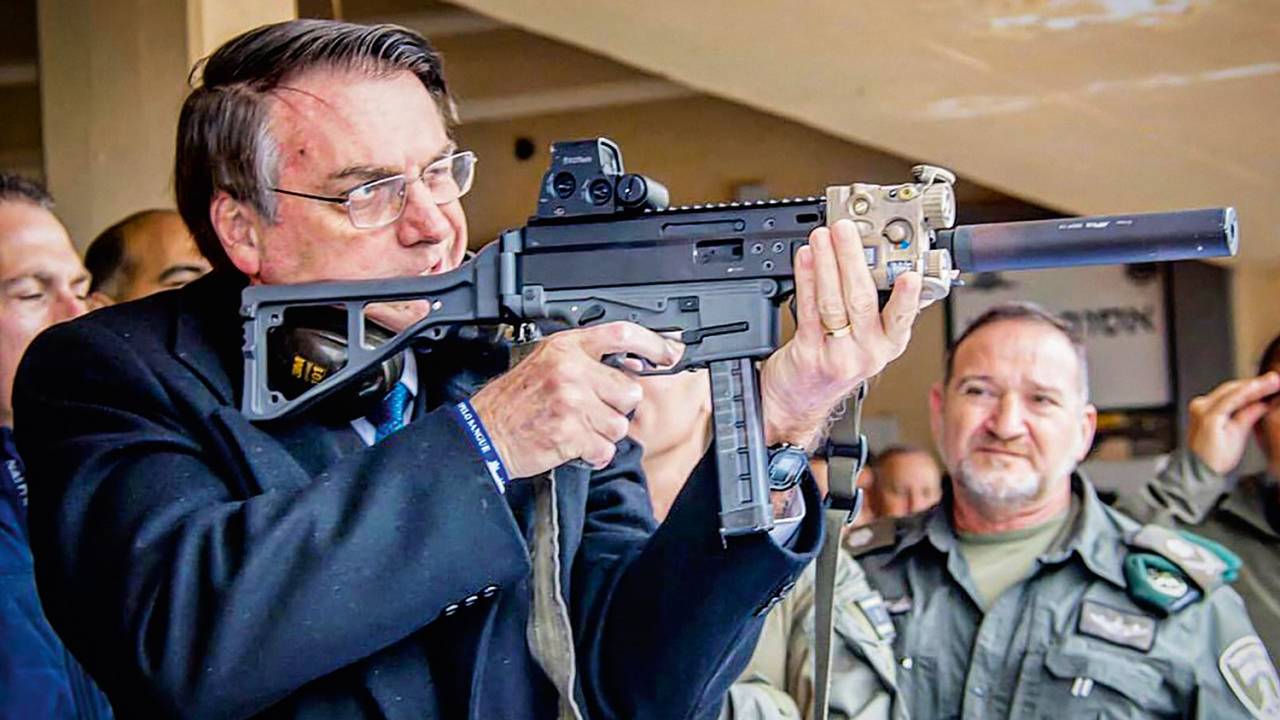 AGENDA DA BALA - O presidente em estande de tiro: ele já editou dez decretos e catorze portarias sobre o assunto -