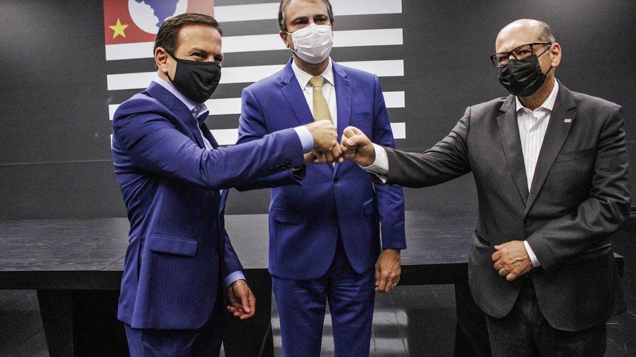 DIÁLOGO - João Doria (SP) e Camilo Santana (CE): ao lado de Dimas Covas (Butantan), tucano e petista celebram acordo -