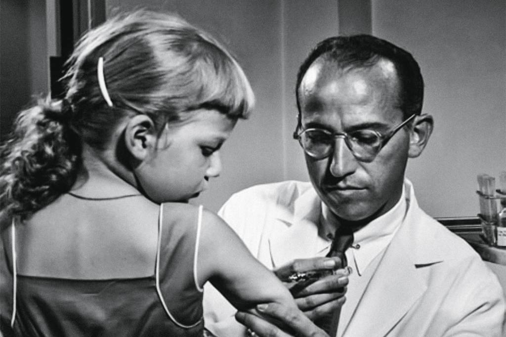 JONAS SALK-YOUSUF KARSCH-1954.jpg PÓLIO - Jonas Salk, em 1956: comoção e agradecimento de milhões de famílias -