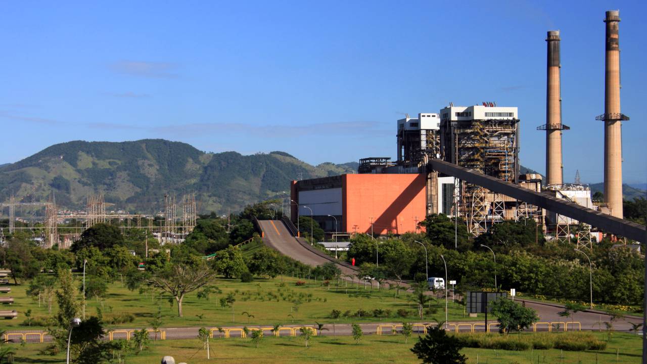 Usina termelétrica Jorge Lacerda, em Santa Catarina, pertence à Engie, que tem projeto mundial de reduzir uso do carvão