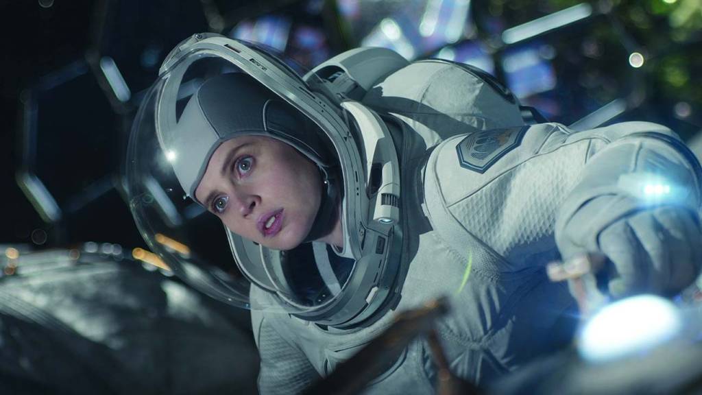 felicity Felicity Jones em cena no filme O Céu da Meia-Noite