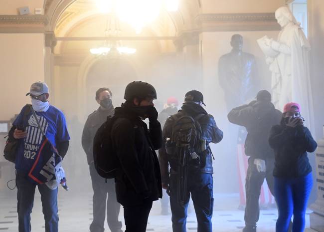 Manifestantes pró-Trump invadem o Capitólio Bomba de gás lacrimogêneo explode dentro do Capitólio, deixando manifestantes atônitos