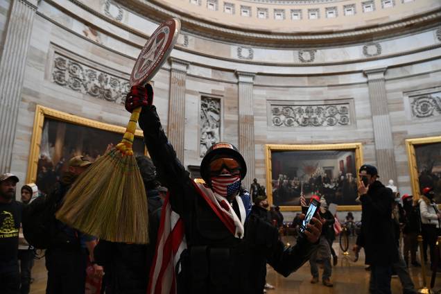 Apoiadores de Donald Trump invadem o Capitólio, nos EUA - Apoiadores de Donald Trump invadem o Capitólio, nos EUA -