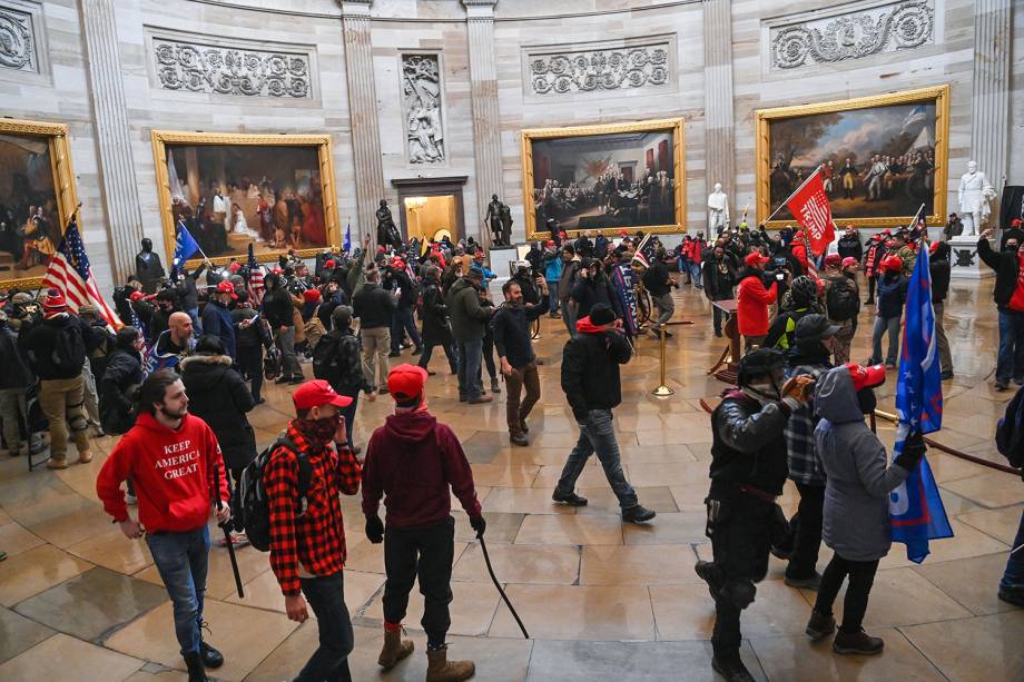 Apoiadores de Donald Trump invadem o Capitólio, nos EUA -