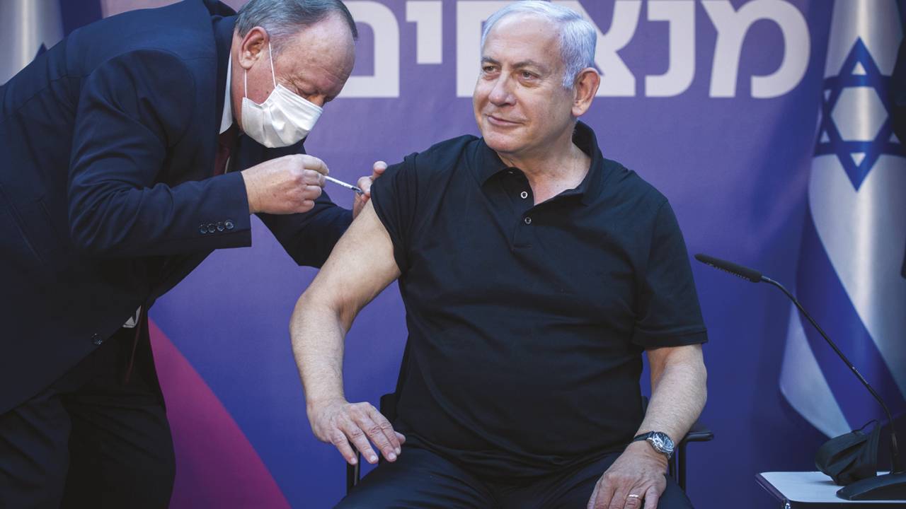 PRIMEIRÃO - Netanyahu toma vacina: aproveitando muito bem a chance de ganhar votos com um programa eficiente -