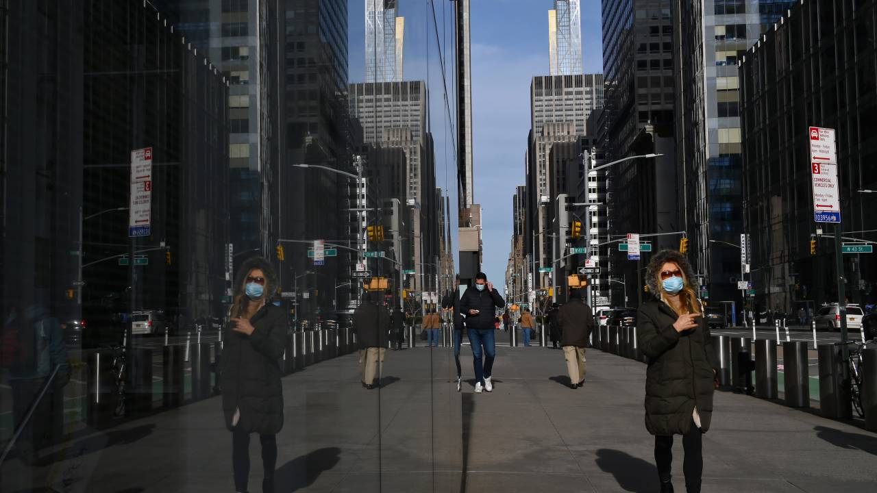 Pessoas caminham em Manhattan, Nova York. 25/01/2021