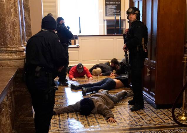 Manifestantes são presos dentro do Capitólio, após invasão durante a sessão de certificação de Joe Biden como presidente dos Estados Unidos Manifestantes são presos dentro do Capitólio, após invasão durante a sessão de certificação de Joe Biden como presidente dos Estados Unidos