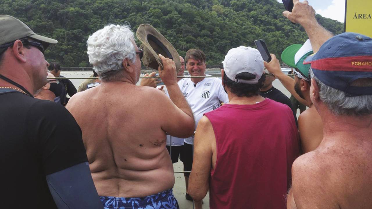 MAU EXEMPLO - Bolsonaro: negacionismo, aglomeração e demora para vacinar a população -