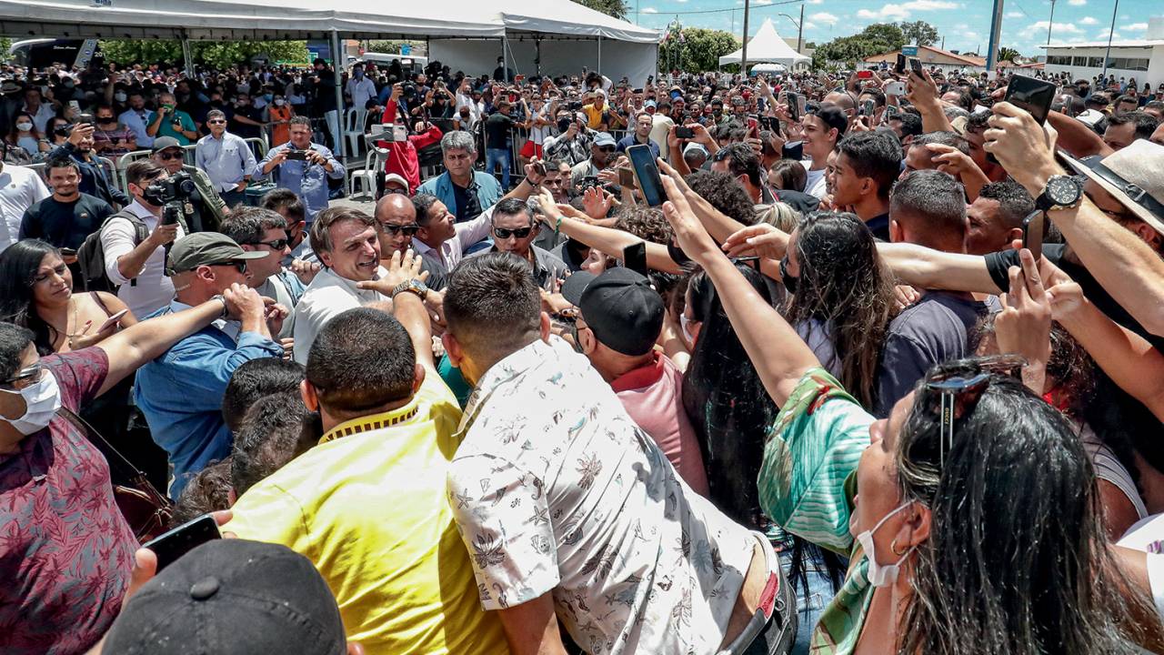 RECEPÇÃO - Bolsonaro: o presidente é saudado por moradores em Coribe (BA) ao chegar a inauguração de obra -