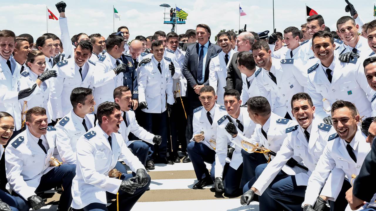 PADRINHO - Bolsonaro: presença cada vez mais constante nas formaturas de policiais e militares -
