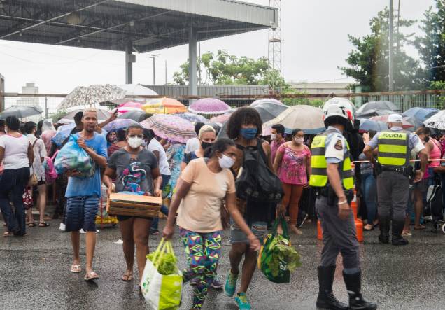 Sob chuva, muitos ainda esperavam para entrar na Ceagesp para retirar seus kits - Sob chuva, muitos ainda esperavam para entrar na Ceagesp para retirar seus kits -