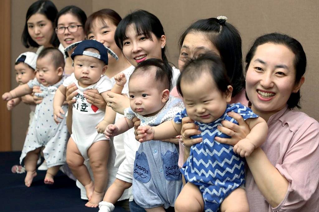 epa07676308 INVERSÃO - Coreia do Sul: menos nascimentos do que óbitos e prêmio em dinheiro para casais que tenham filhos -