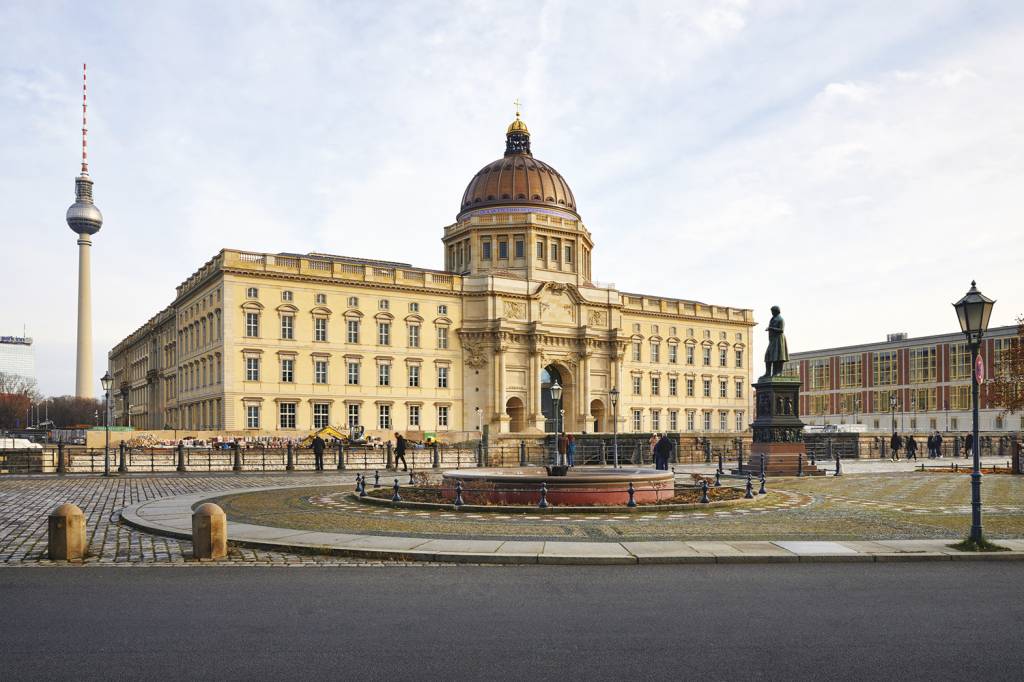 FACHADA-HUMBOLDT-FORUM-(C)-SHF—Christoph-Musiol-6.jpg BERÇO ESPLÊNDIDO - O edifício do novo museu de Berlim: a pandemia é fichinha perto da gritaria dos ativistas -