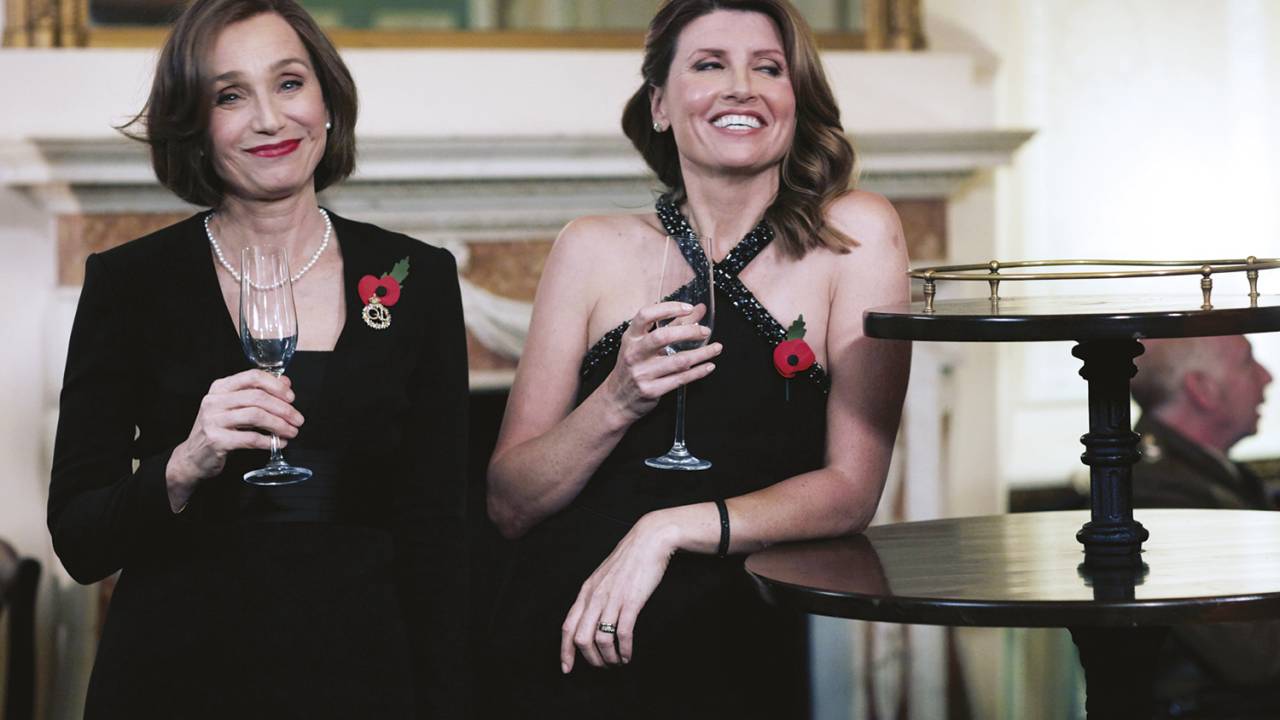 FORÇA FEMININA - Kristin e Sharon em Military Wives: o drama das esposas de combatentes -