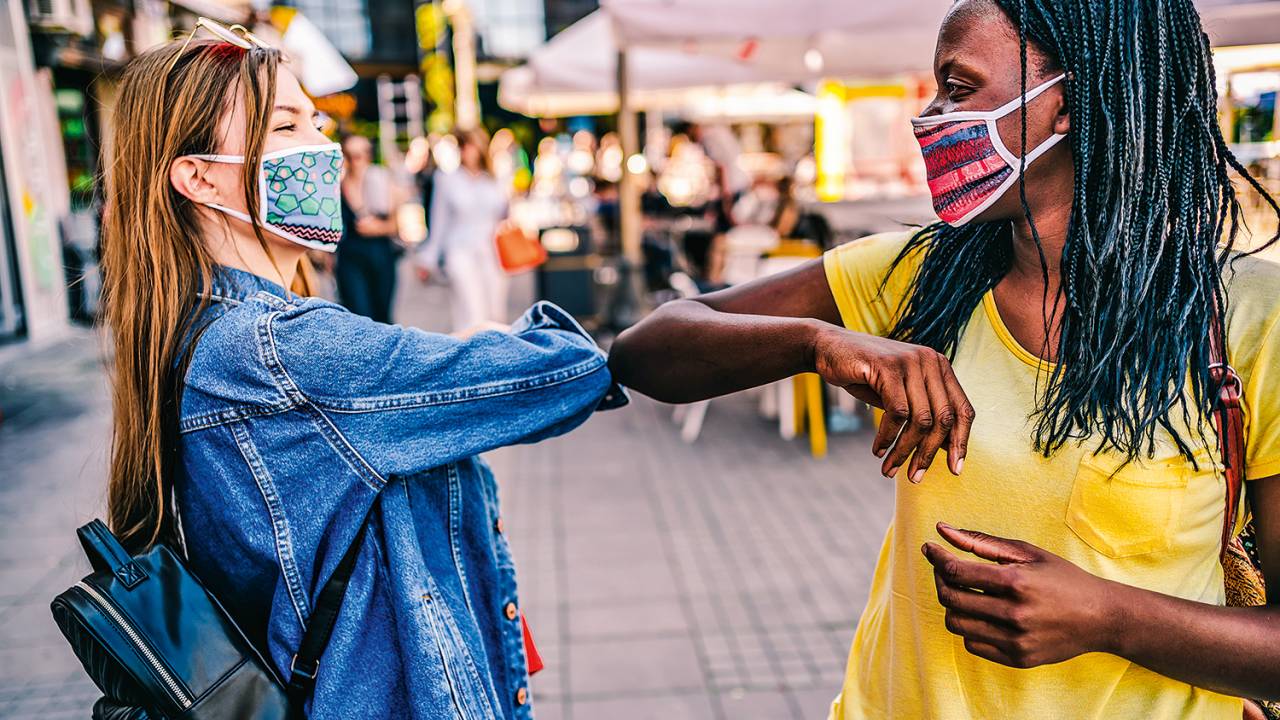 COTOVELO COM COTOVELO E ROSTOS COM MÁSCARAS - A nova versão do afeto -