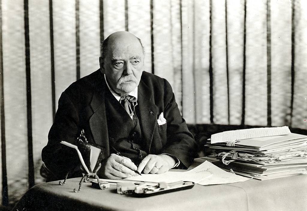 Photo Of Maurice Leblanc Seated At Desk Maurice Leblanc, autor de Arsène Lupin
